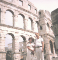 EU/HR/Istrien/Pula/Zentrum/Arena/19790xxx_EU_HR_Pula_City_Eltern_vor_dem_Amphiteater_(Christof_Rothe)