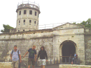 EU/HR/Istrien/Pula/Zentrum/Kastell/20090622-1626s_PICT0125_HR_Pula_Festung_Turm_und_Museumseingang