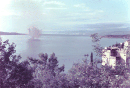 EU/HR/Kvarner/Krk/Omisalj/19600928_4_Do_Omisalj_Blick_in_Richtung_Rijeka_Bootsfahrt