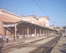 EU/HR/Kvarner/Rijeka/Bahnhof/20060923-1721_DSCI0270_Rijeka_Bahnhofsgebaeude_vom_Bahnsteig_aus