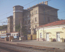 EU/HR/Kvarner/Rijeka/Bahnhof/20060923-1721_DSCI0271_Rijeka_Arkadenhaus_am_Bahnhof