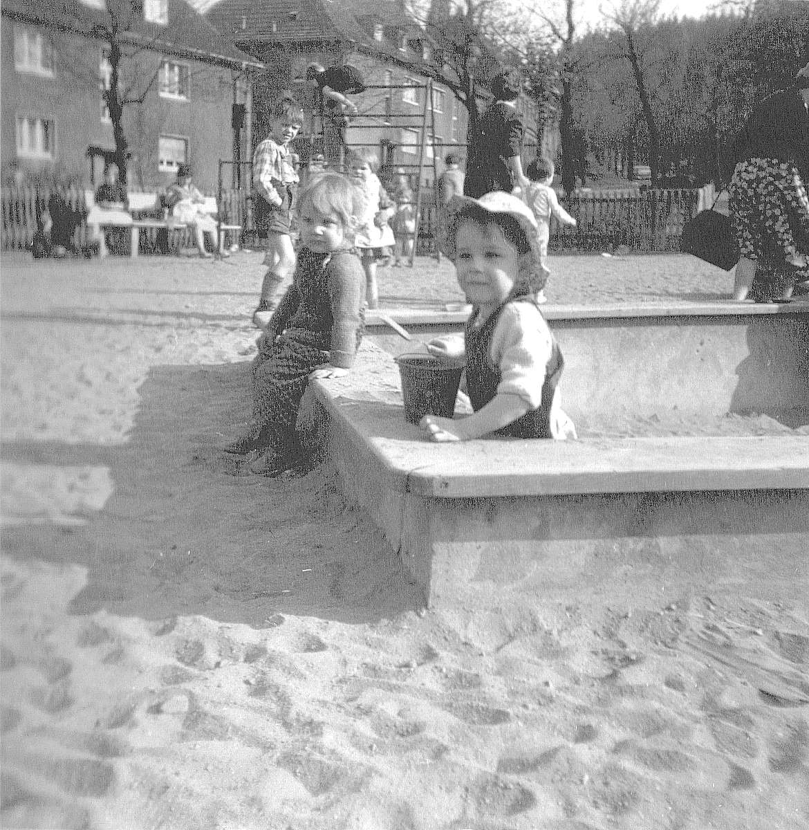 EU/D/NRW/HA/Wehringhausen/Gutenbergstrasse/19600xxx_FK057_Klaus_Rothe_auf_dem_Spielplatz_am_ollen_Dreisch_-_Zwergengemeinschaft