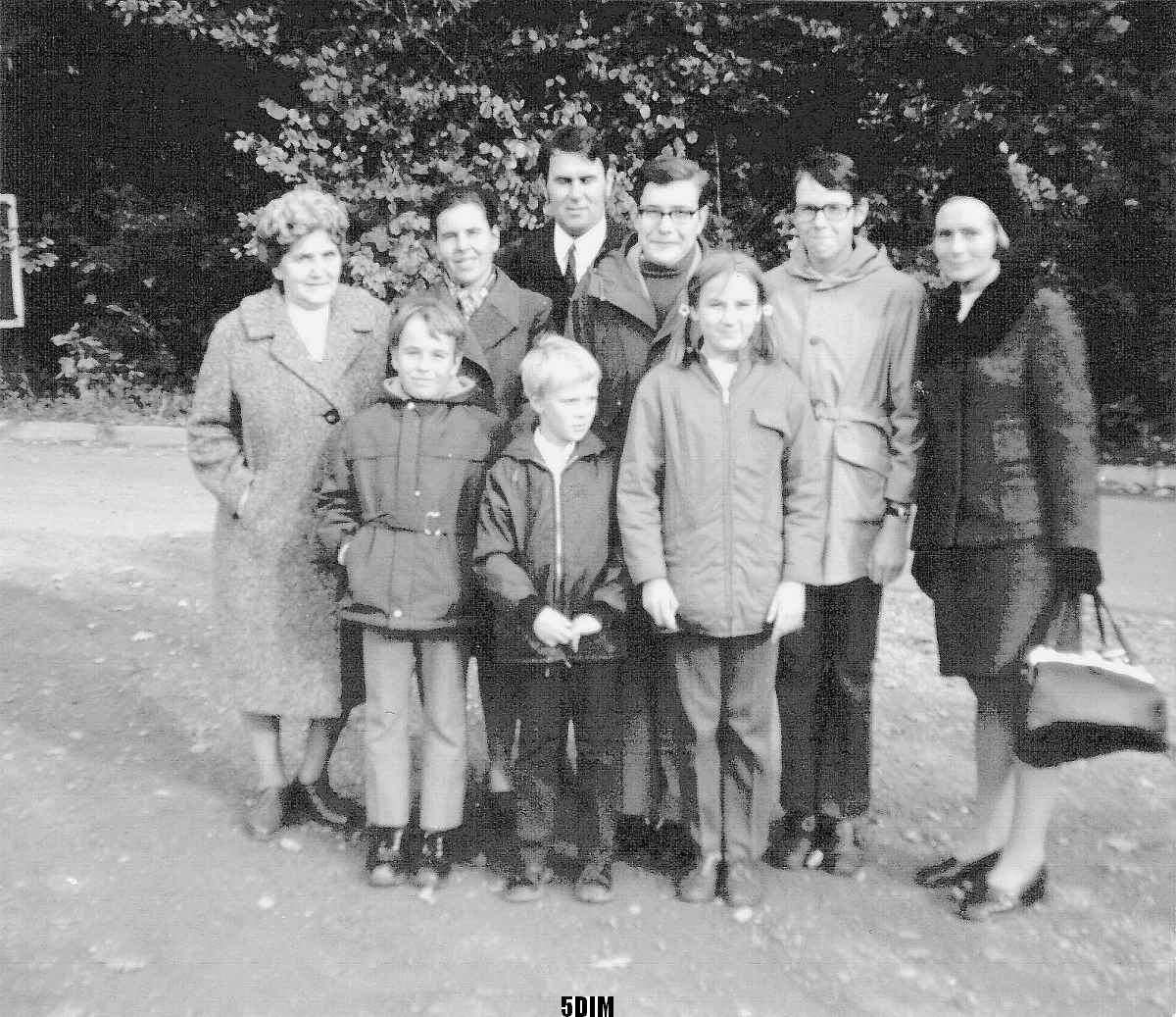 EU/D/SA/SGN/197(1)xxxx_FM1_22_3)_EU_D_SA_SGN_Familie_Rothe_ohne_Vater_und_Familie_Jaeckel_mit_Oma_von_WilhelmRothe(junior)_1200x1037