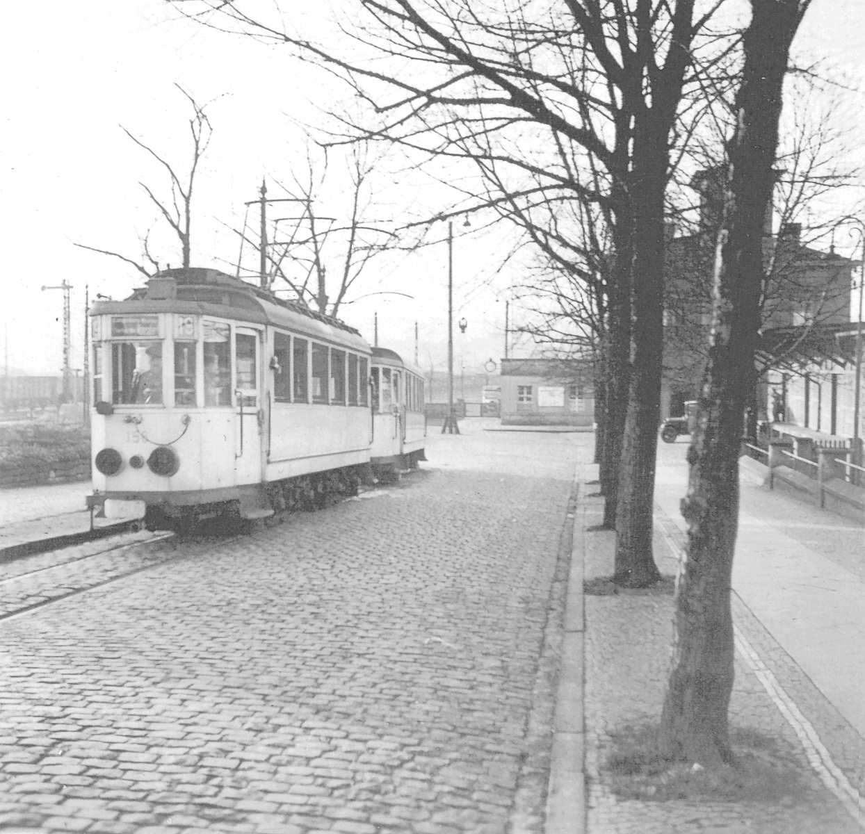 WuppertalerStrassenbahn/(40)_Bahnhof_Tram_Wuppertal_Wagen156_Linie19_Langenberg_nach_Ronsdorf_wohl_anno_1940_mit_Scheinwerfer-Verdunkelung