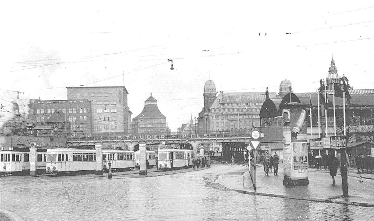 WuppertalerStrassenbahn/(59_1)_Essen_Hauptbahnhof_Trambahnhof_mit_Tram-Scheinwerfer-Verdunkelungen_und_Wehrmacht-Ausstellung-Schriftzug_wohl_anno_1940