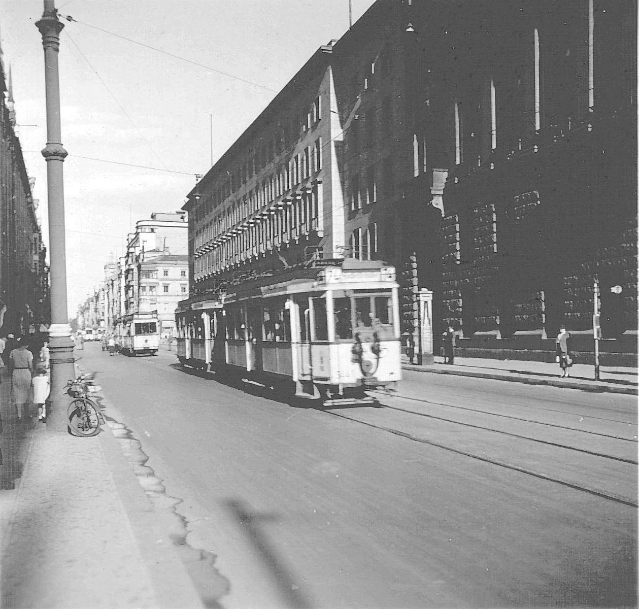 WuppertalerStrassenbahn/(Bu_66)_Tram_Linie76_vermutlich_in_Essen_mit_Scheinwerfer-Verdunkelung_um_1940