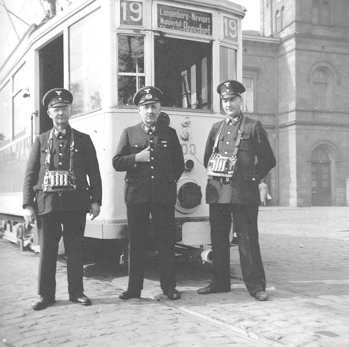 WuppertalerStrassenbahn/(R18)_Bahnhof_Tram_Wuppertal_Wagen(1_oder_andere_Ziffer)03_Linie19_Langenberg_nach_Ronsdorf_mit_Scheinwerfer-Verdunkelung_um_1940