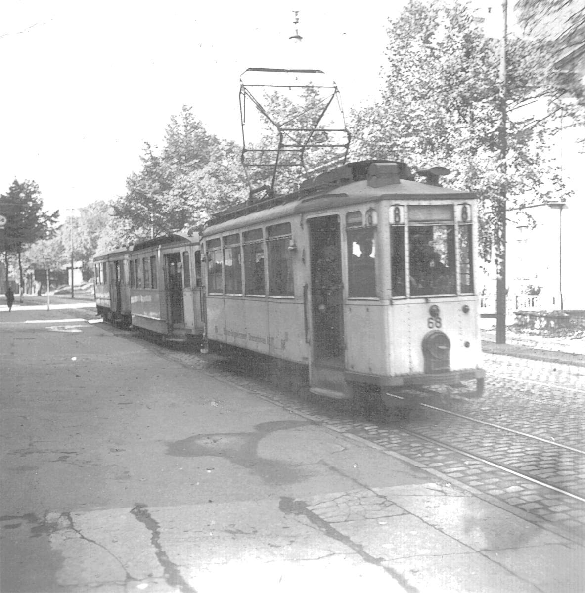 WuppertalerStrassenbahn/0_1_Tram_Wagen68_Linie8_mit_Scheinwerfer-Verdunkelung_um_1940