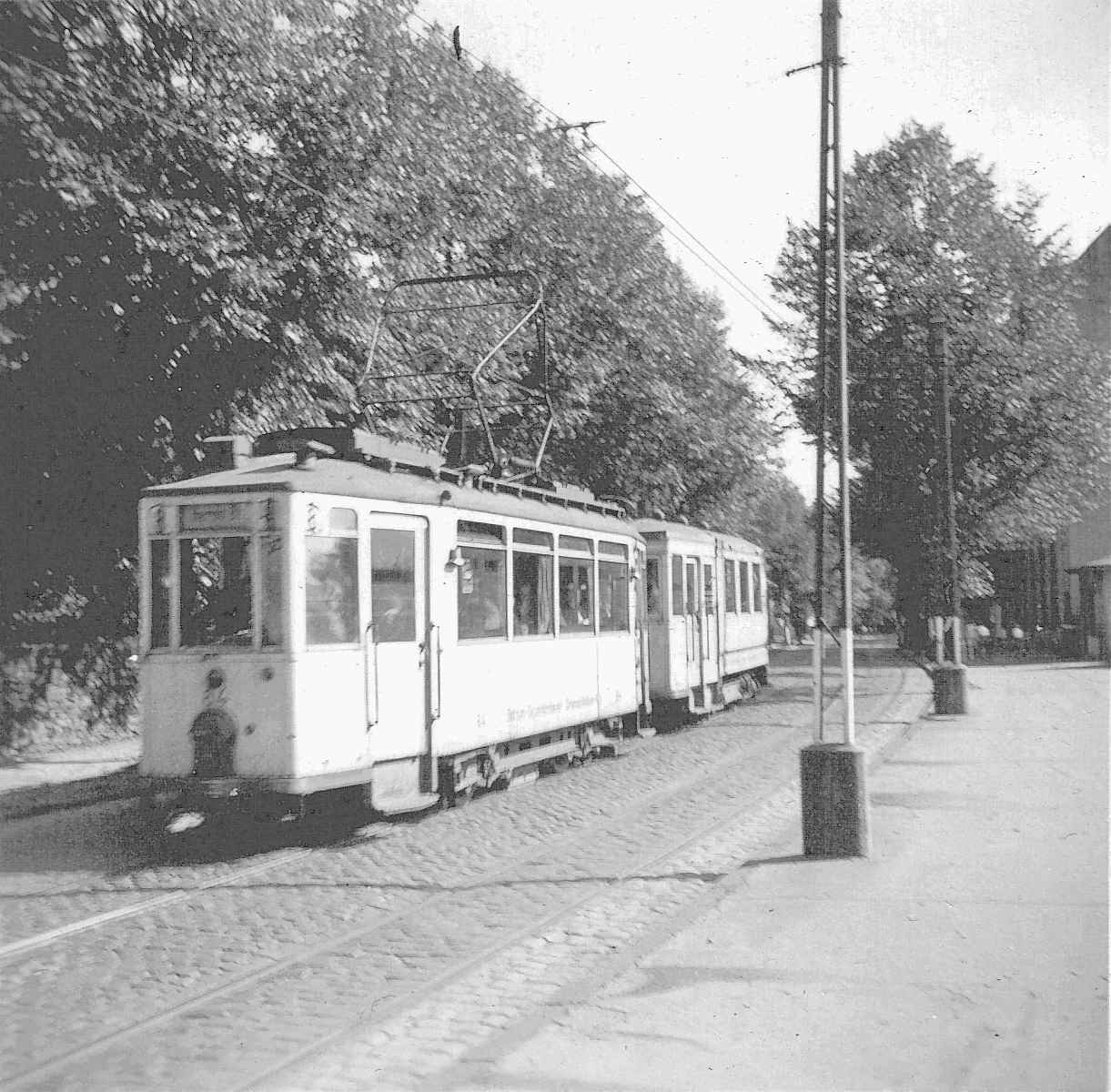 WuppertalerStrassenbahn/0_1_Tram_Wagen84_Linie8_mit_Scheinwerfer-Verdunkelung_um_1940