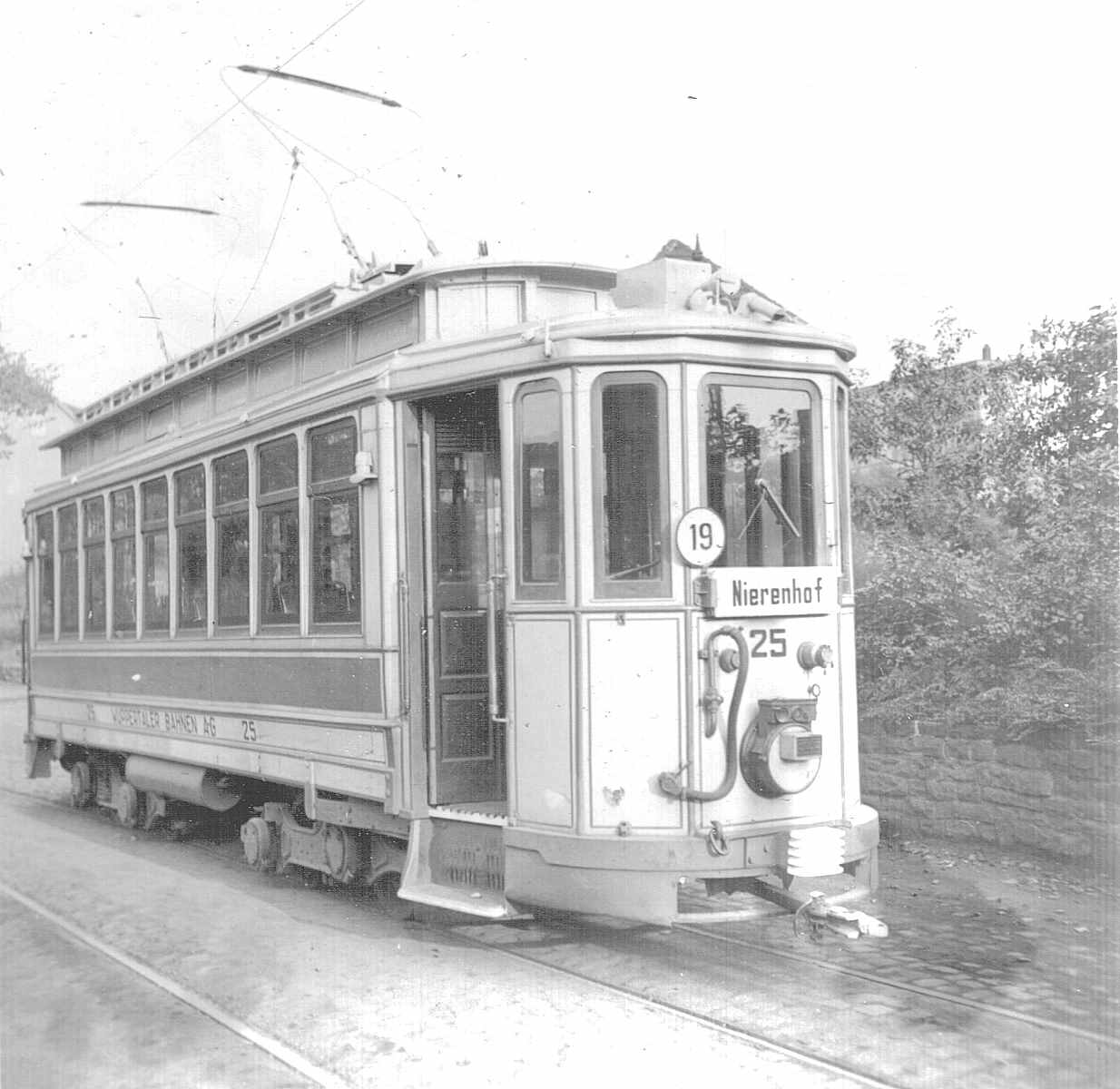 WuppertalerStrassenbahn/0_1_Tram_Wuppertal_Wagen25_Linie19_nach_Nierenhof_mit_Scheinwerfer-Verdunkelung_um_1940
