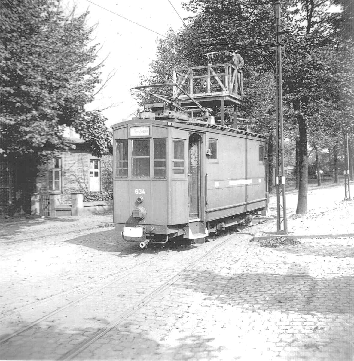 WuppertalerStrassenbahn/0_1_Tram_Wuppertal_Wagen634_Dienstwagen_Arbeitsbuehnenfahrzeug_mit_Scheinwerfer-Verdunkelung_um_1940