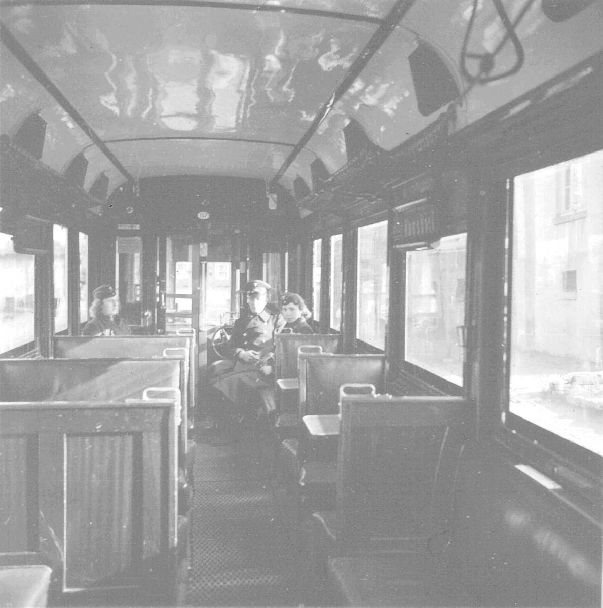 WuppertalerStrassenbahn/10_97_Tram_Wuppertal_Wagen157_Linie_nach_Ronsdorf_Wageninneres_mit_3_Dienstpersonen_wohl_Fahrer_und_Schaffnerinnen_etwa_anno_1940