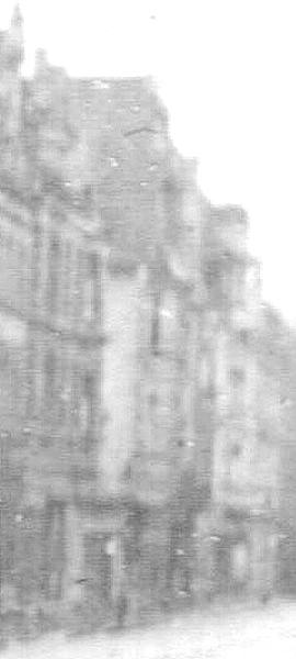 WuppertalerStrassenbahn/11_63_Tram_Essen_Wagen519_Linie1_nach_Bredeney_vor_Kaisers-Lebensmittelladen_mit_Scheinwerfer-Verdunkelung_um_1940_Detail