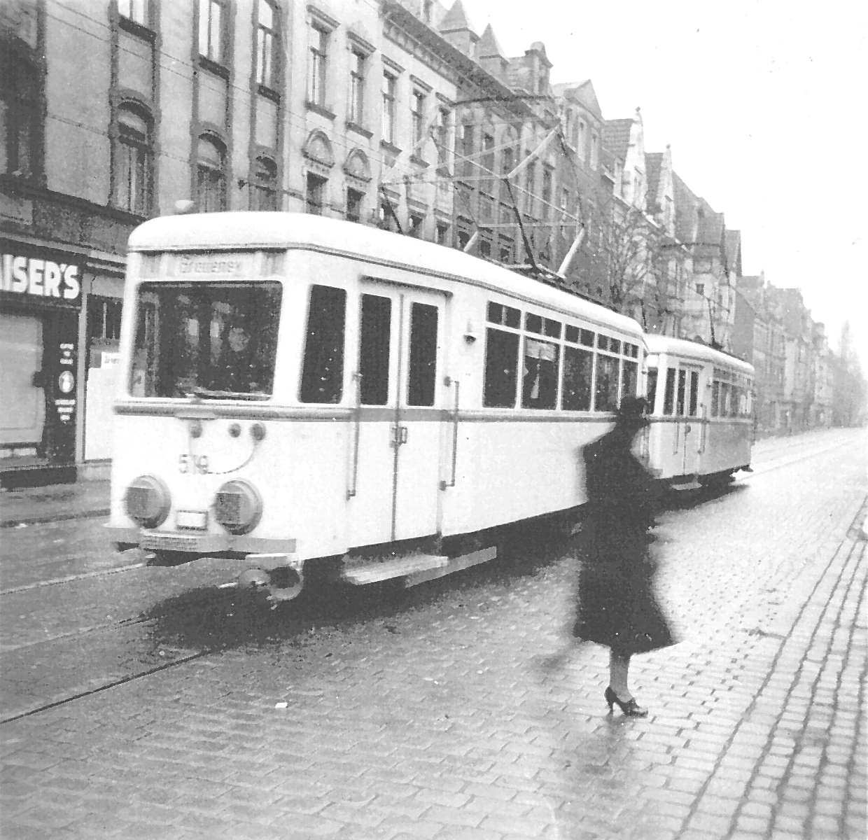 WuppertalerStrassenbahn/11_63_Tram_Essen_Wagen519_Linie1_nach_Bredeney_vor_Kaisers-Lebensmittelladen_mit_Scheinwerfer-Verdunkelung_um_1940