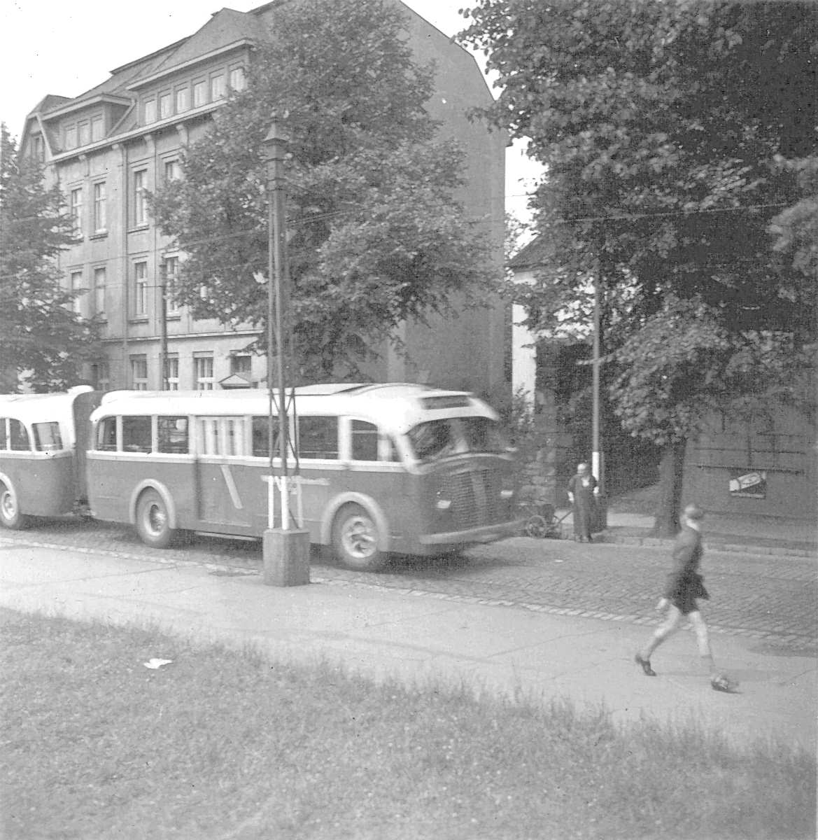 WuppertalerStrassenbahn/11_84_+_11_88_(40)_Linienbus_mit_Durchgang-Anhaenger_wohl_anno_1940