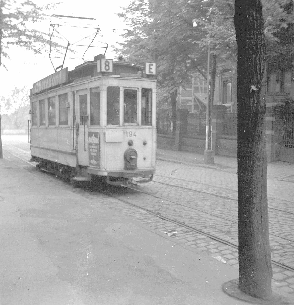 WuppertalerStrassenbahn/11_88_Tram_Wagen194_Linie8_Einsatzwagen_mit_Scheinwerfer-Verdunkelung_um_1940