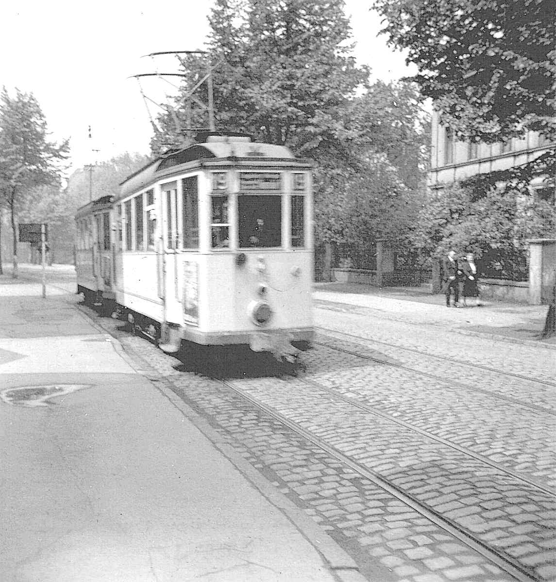 WuppertalerStrassenbahn/11_88_Tram_Wuppertal_Wagen85_Nummer_fraglich_Linie19_Langenberg-Ronsdorf_mit_Scheinwerfer-Verdunkelung_um_1940