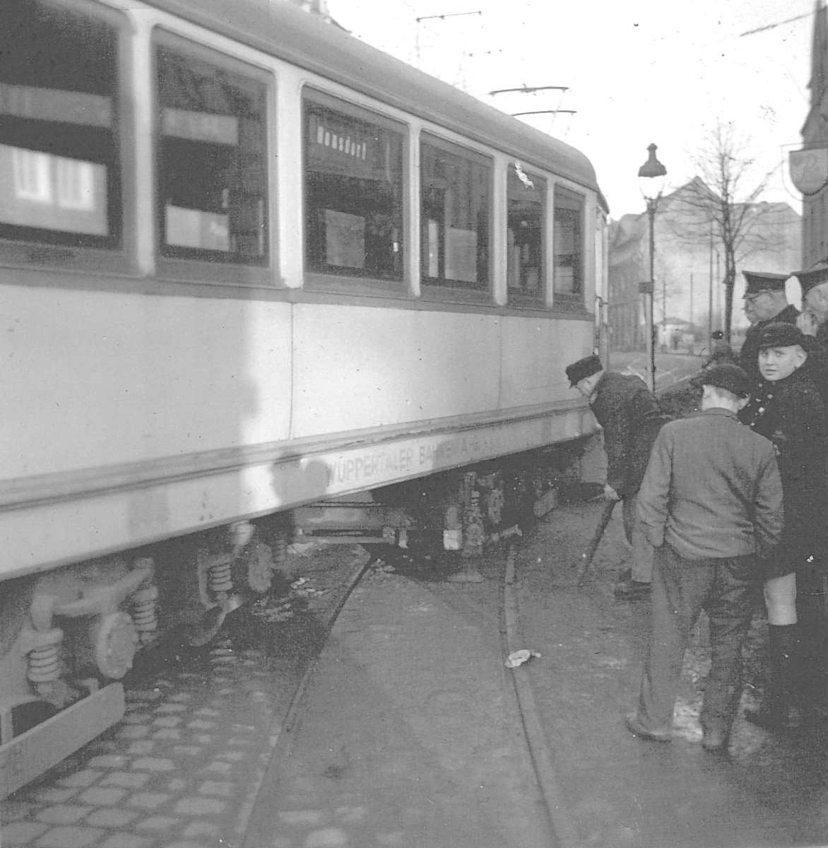 WuppertalerStrassenbahn/2_71_Tram_Wuppertal_Wagen895_Linie19_nach_Ronsdorf_entgleist_vor_Bahnhof-Hotel_wohl_um_1940