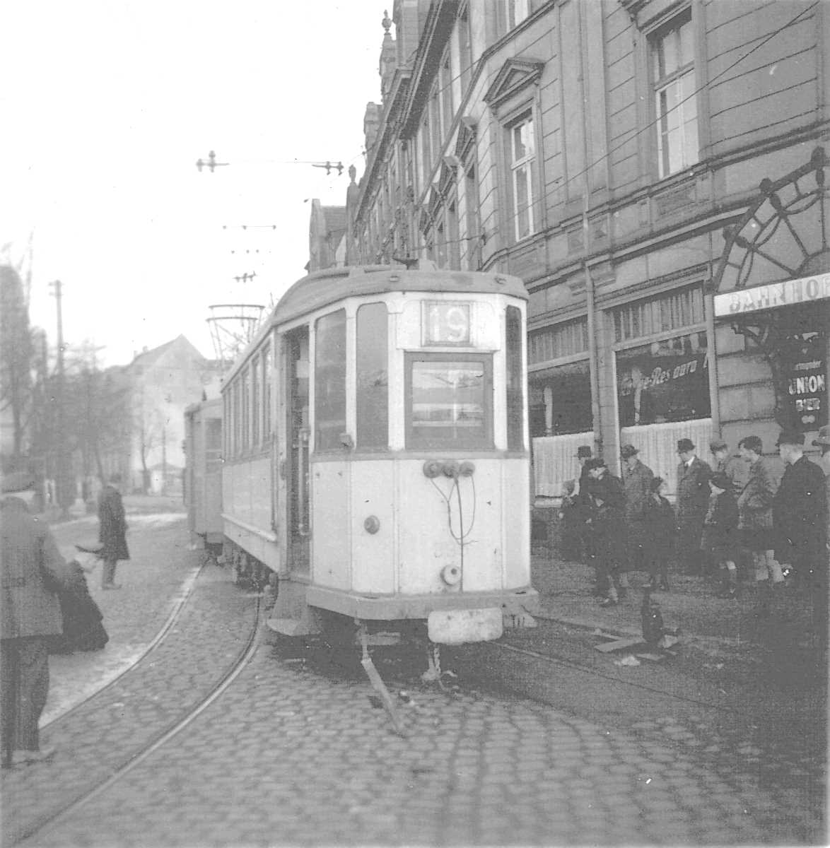 WuppertalerStrassenbahn/2_71_Tram_Wuppertal_Wagen895_Linie19_nach_Ronsdorf_entgleist_vor_Bahnhof-Hotel_mit_Scheinwerfer-Verdunkelung_um_1940