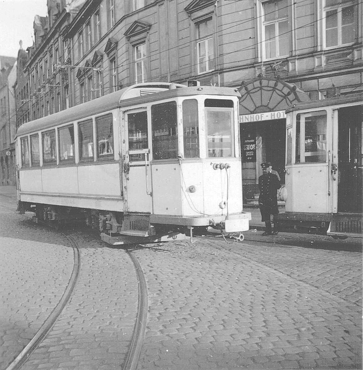 WuppertalerStrassenbahn/5_2_Tram_Wuppertal_aufgebockt_vor_Bahnhof-Hotel_mit_Scheinwerfer-Verdunkelung_um_1940