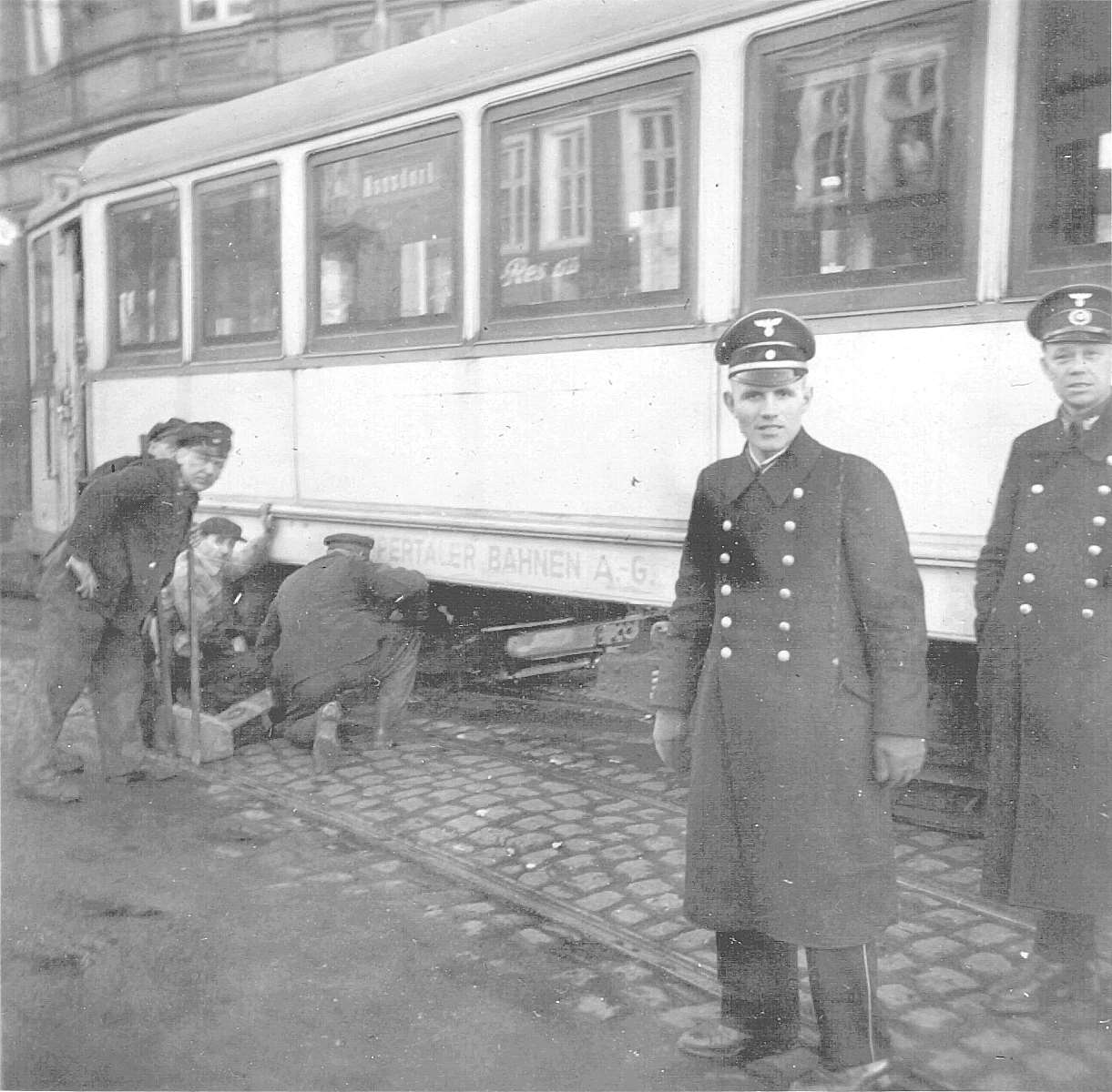 WuppertalerStrassenbahn/7_33_Tram_Wuppertal_Linie19_nach_Ronsdorf_Anhaenger_wird_aufgebockt