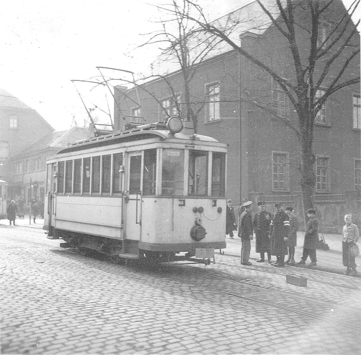 WuppertalerStrassenbahn/7_33_Tram_Wuppertal_Wagen53_mit_Scheinwerfer-Verdunkelung_um_1940