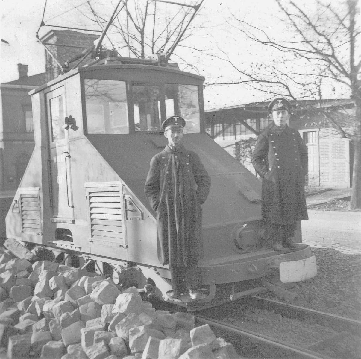 WuppertalerStrassenbahn/Ku(ellenberg_oder_aehnlich)_D7(__)_Essen_Bahnhof_E-Lok_Wagen_608_letzte_Ziffer_fraglich_mit_Scheinwerfer-Verdunkelung_um_1940
