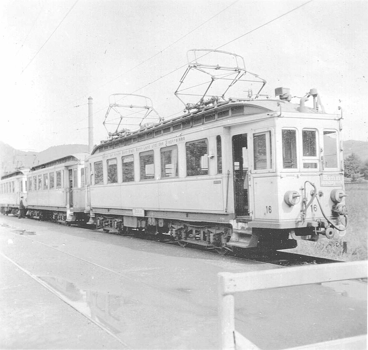 WuppertalerStrassenbahn/Stens_(oder_aehnlich)_Linden_D689_Dahlhausen_Tram_Bonn_Wagen16_mit_Scheinwerfer-Verdunkelung_um_1940