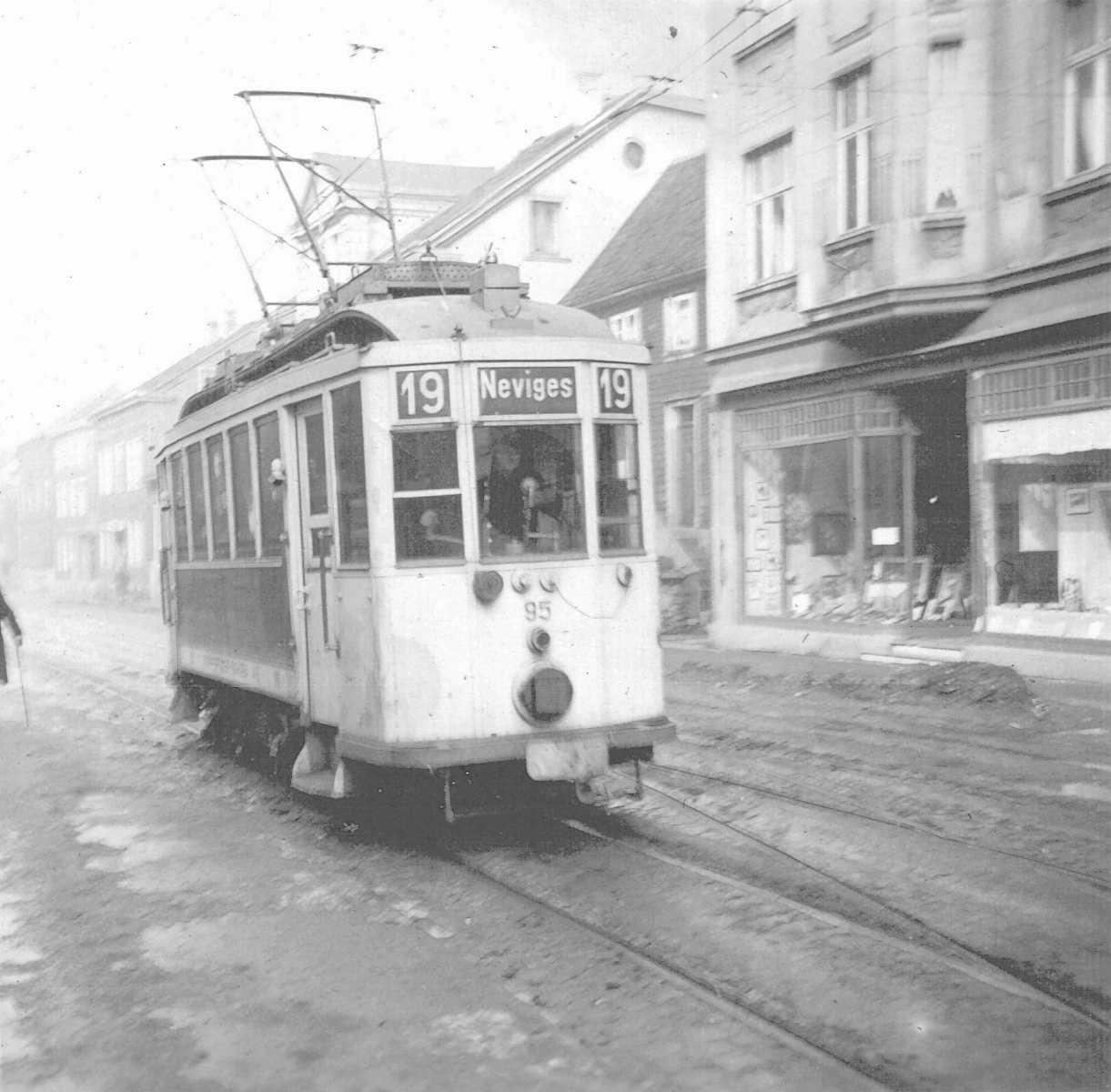 WuppertalerStrassenbahn/Tram_Wuppertal_Wagen95_Linie19_Neviges_mit_Scheinwerfer-Verdunkelung_um_1940